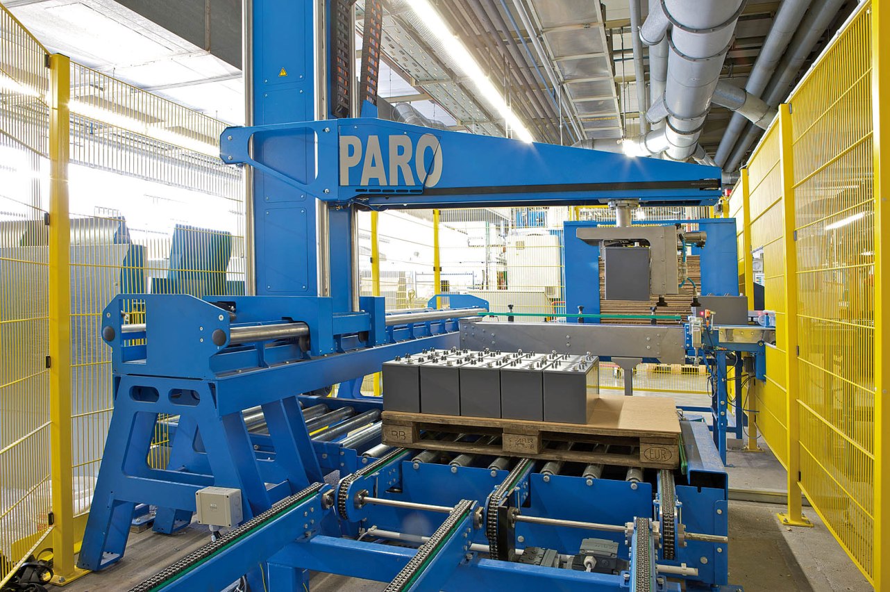 PARO Roboter mit speziellem Greifer für Batterien bei EXIDE.