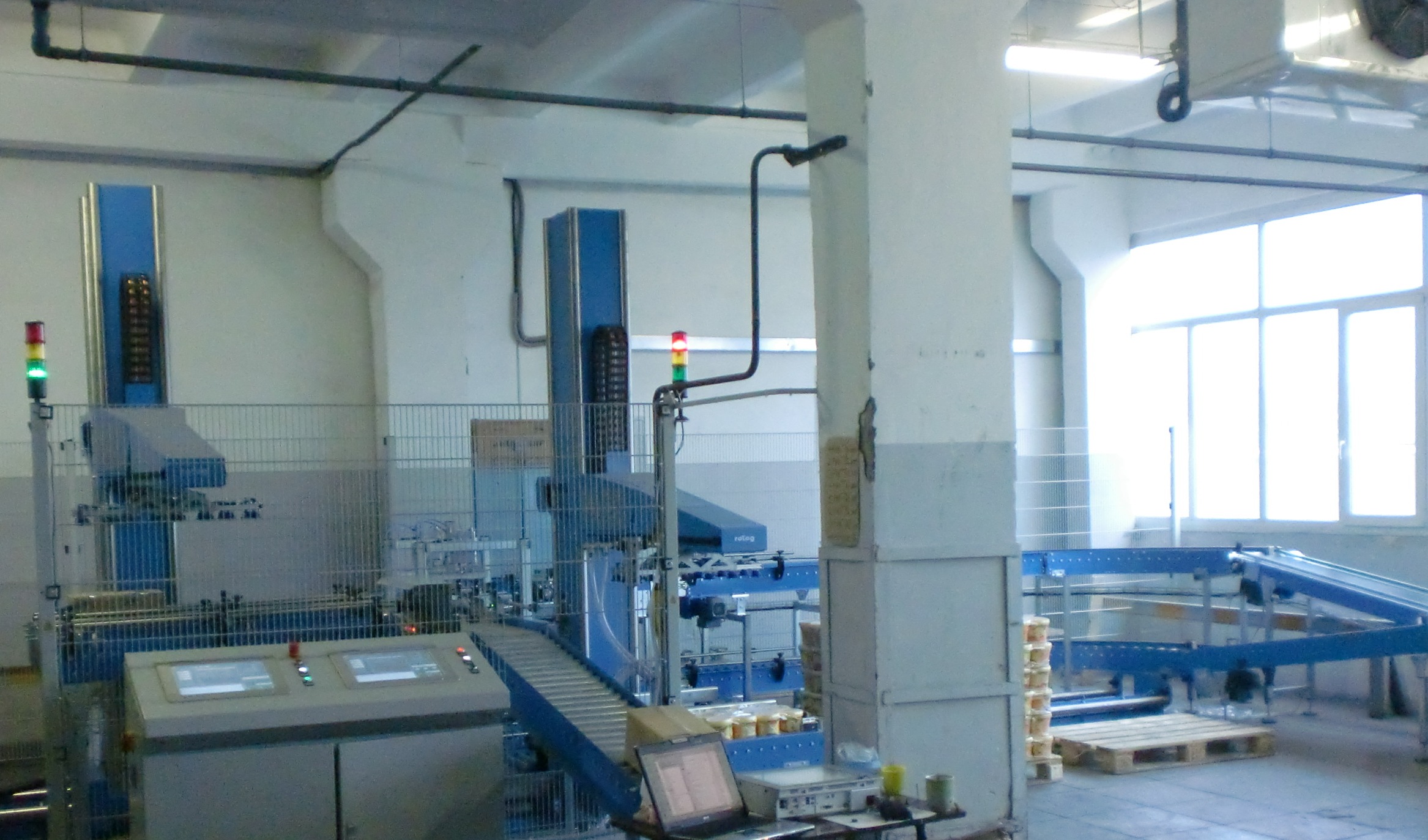 Optimale Raumausnutzung bei insgesamt vier Palettierplätzen Optimale Raumausnutzung bei insgesamt vier Palettierplätzen, russischer Hersteller für Fette