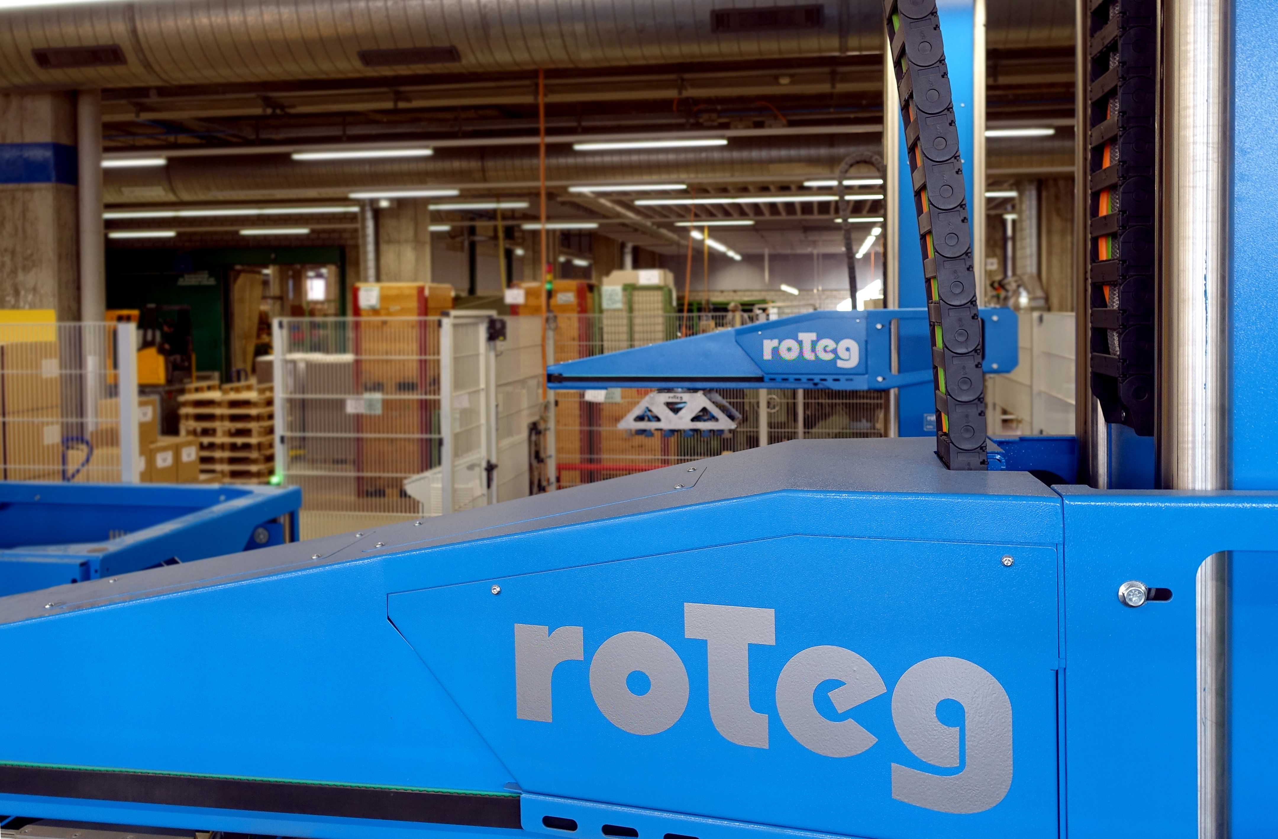 Der PARO für die Ordnerdecken ist bereits die zweite roTeg Palettieranlage in Brügg. Der PARO für die Ordnerdecken ist bereits die zweite roTeg Palettieranlage in Brügg.